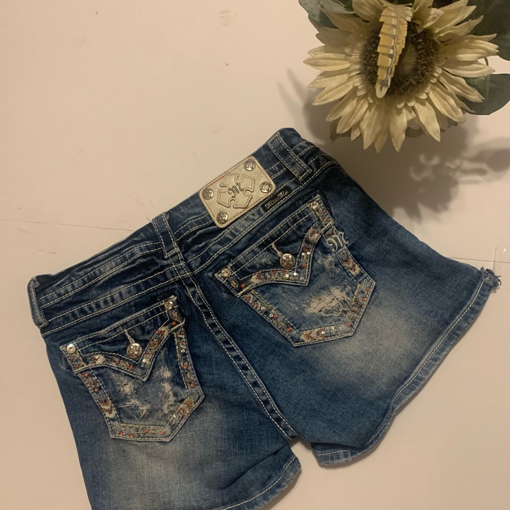 Really nice pair adorable ladies Miss Me jean shorts mid rise curvy shorts. Sz28 - Picture 2 of 2